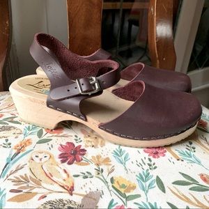 Lotta From Stockholm Swedish Clogs Low Wood in Aubergine on Brown Base-40